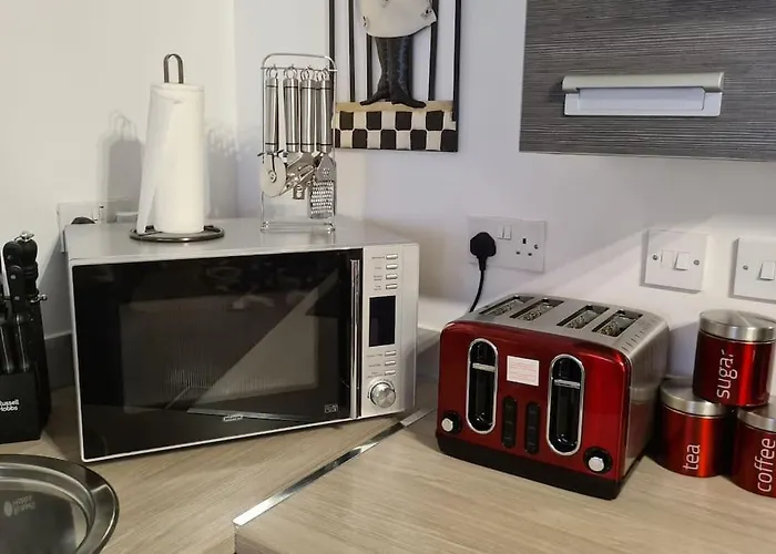 Lovely 2-Bed Apt+Wi-Fi+Parking.