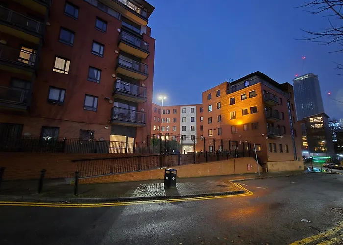 Lovely 2-Bed Apt+Wi-Fi+Parking.