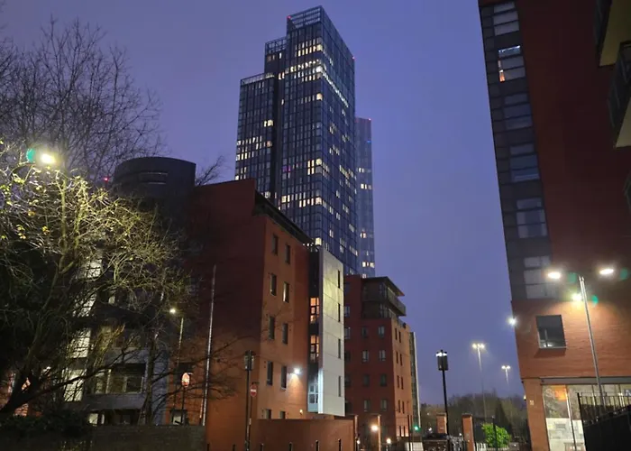 Lovely 2-Bed Apt+Wi-Fi+Parking.