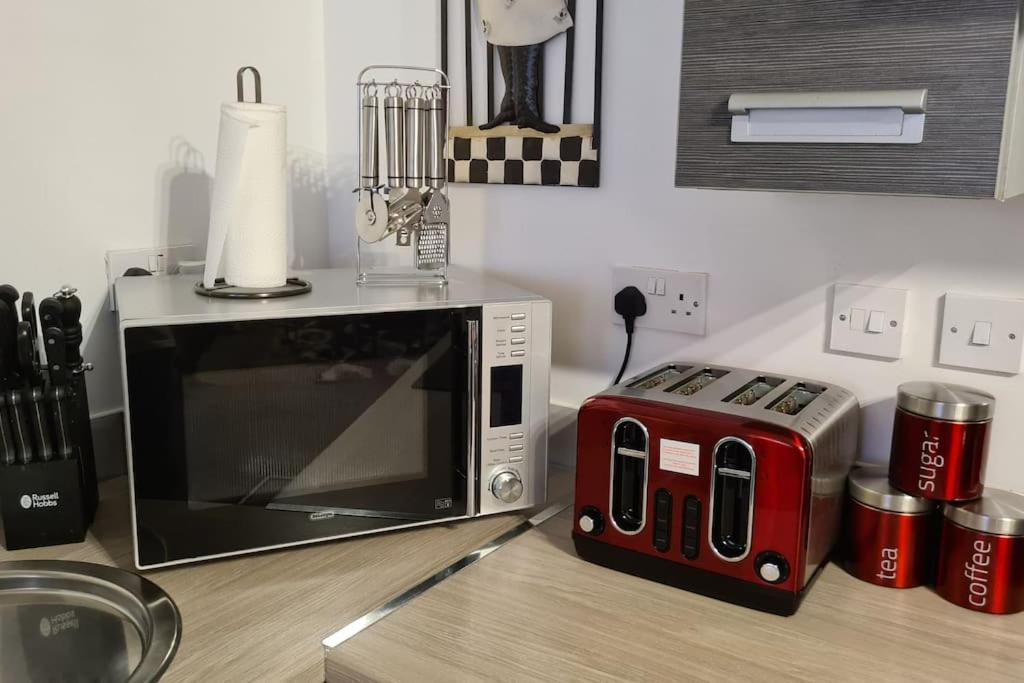 Lovely 2-bed Apt+wi-fi+parking. *