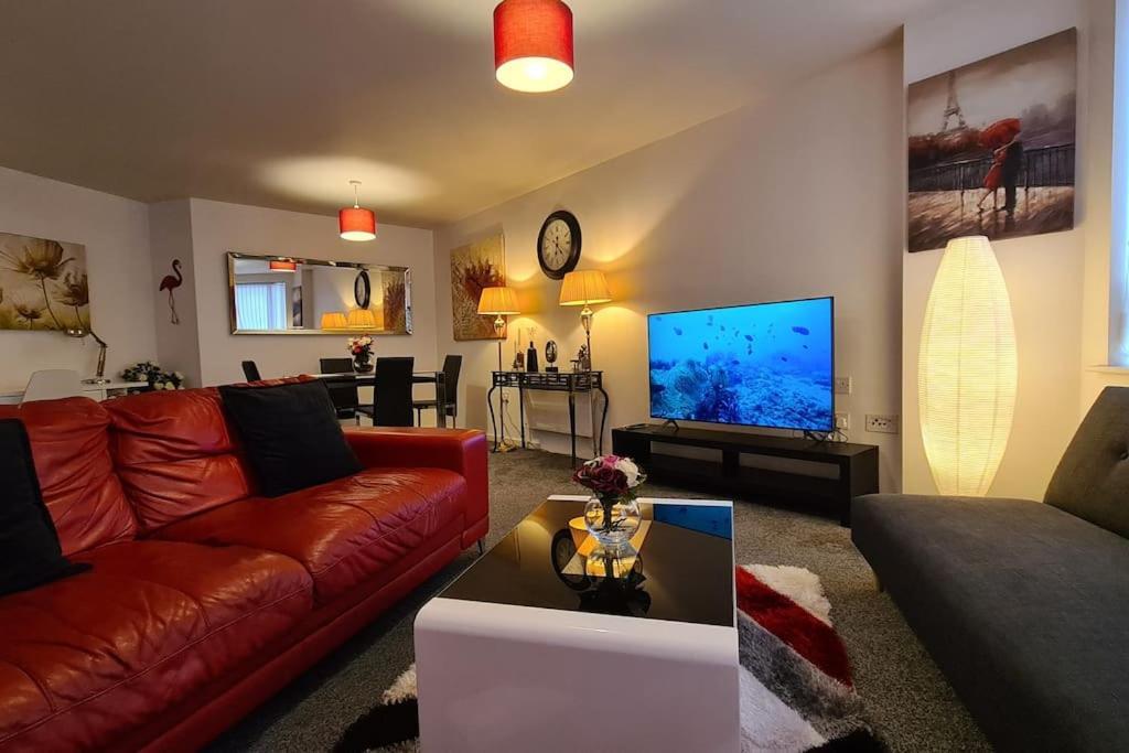 Apartment Lovely 2-bed Apt+wi-fi+parking. *