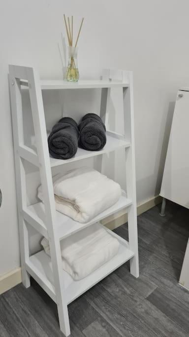 Lovely 2-bed Apt+wi-fi+parking. Apartment Manchester