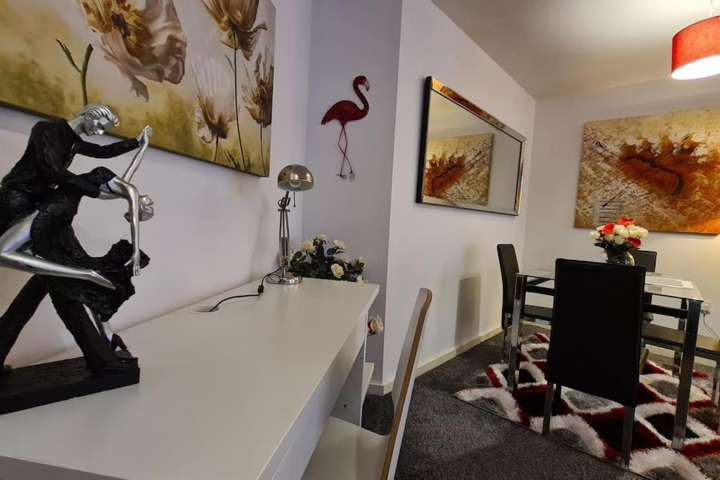 Lovely 2-bed Apt+wi-fi+parking. * Manchester