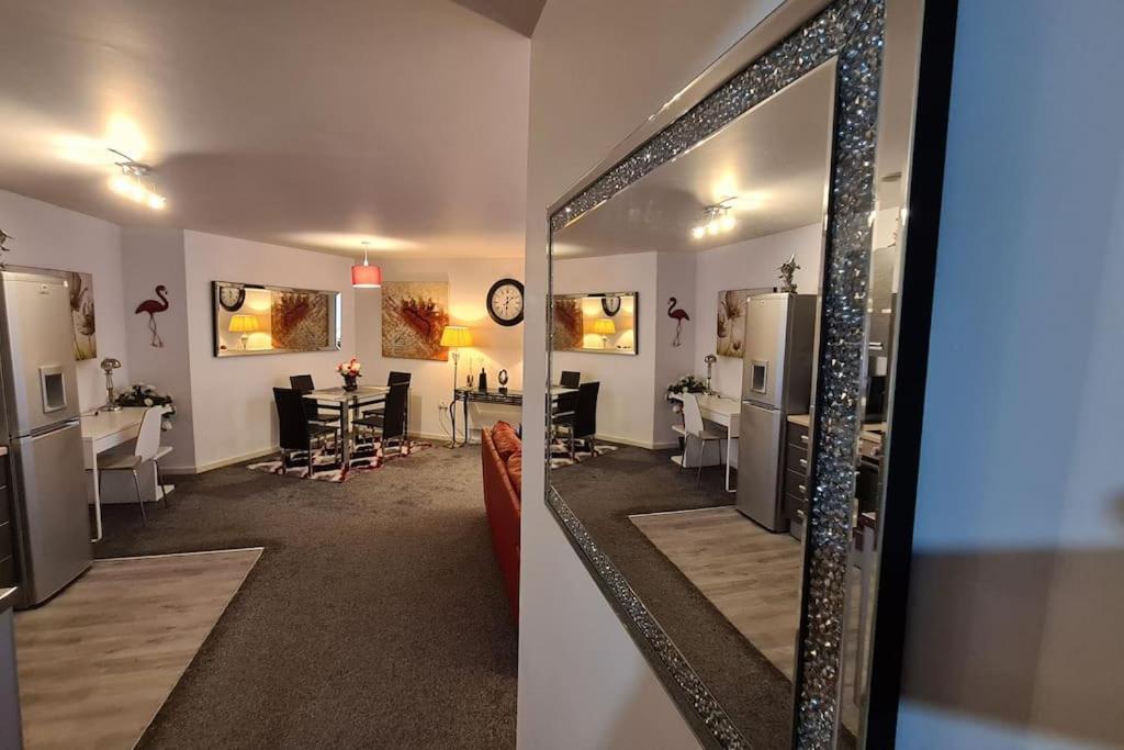 Lovely 2-bed Apt+wi-fi+parking. * Manchester