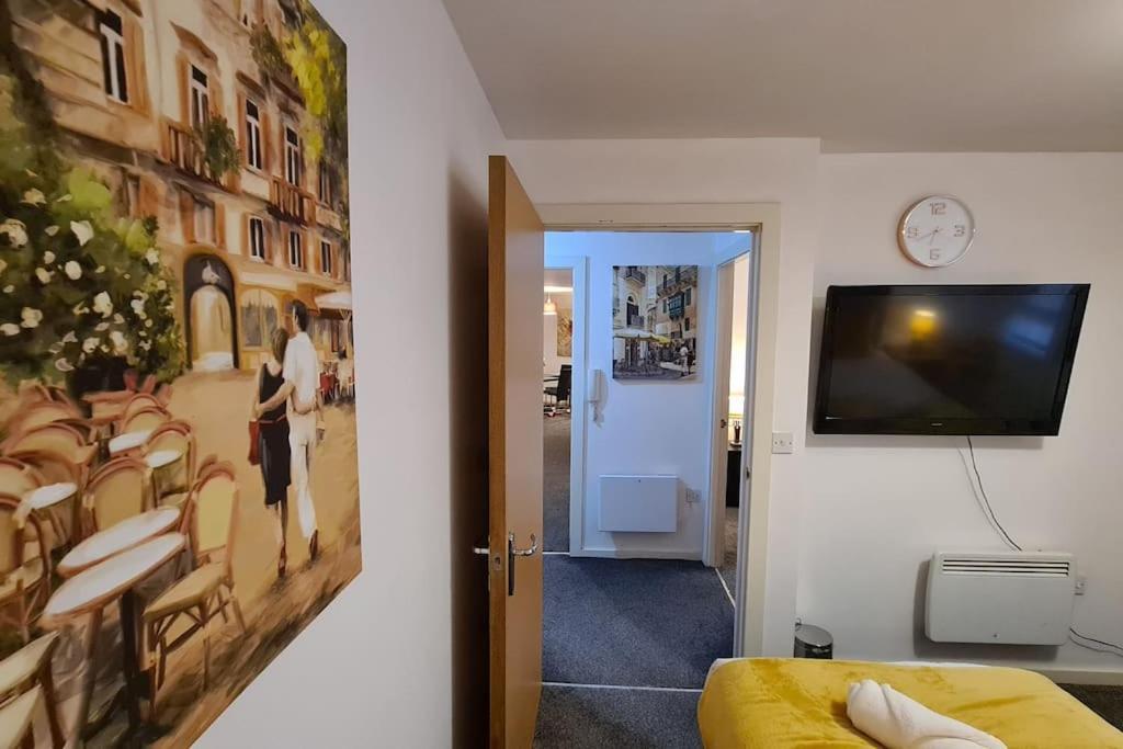 Lovely 2-bed Apt+wi-fi+parking. *