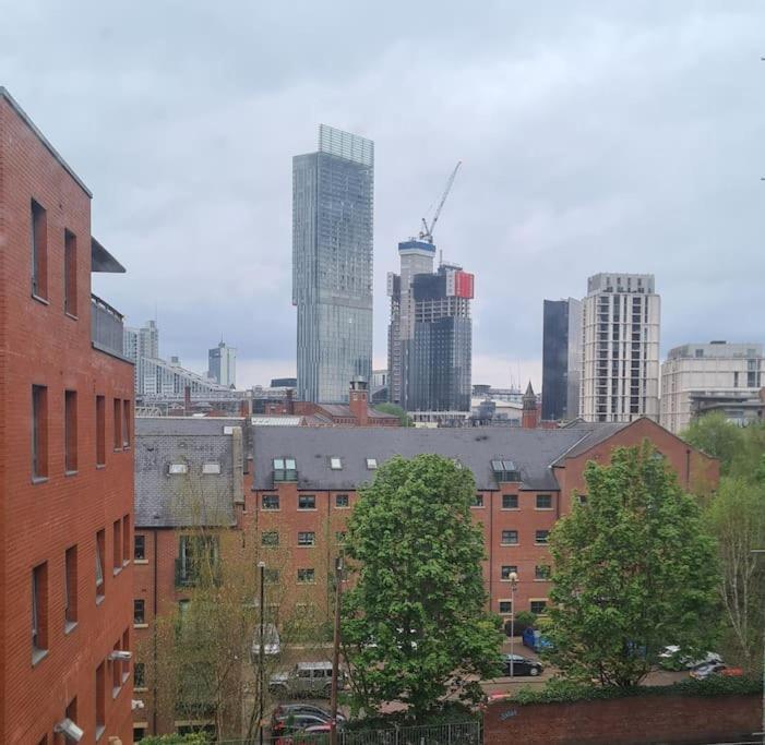 Lovely 2-bed Apt+wi-fi+parking. Manchester