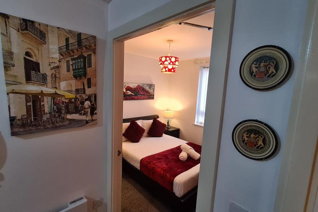 Lovely 2-bed Apt+wi-fi+parking.