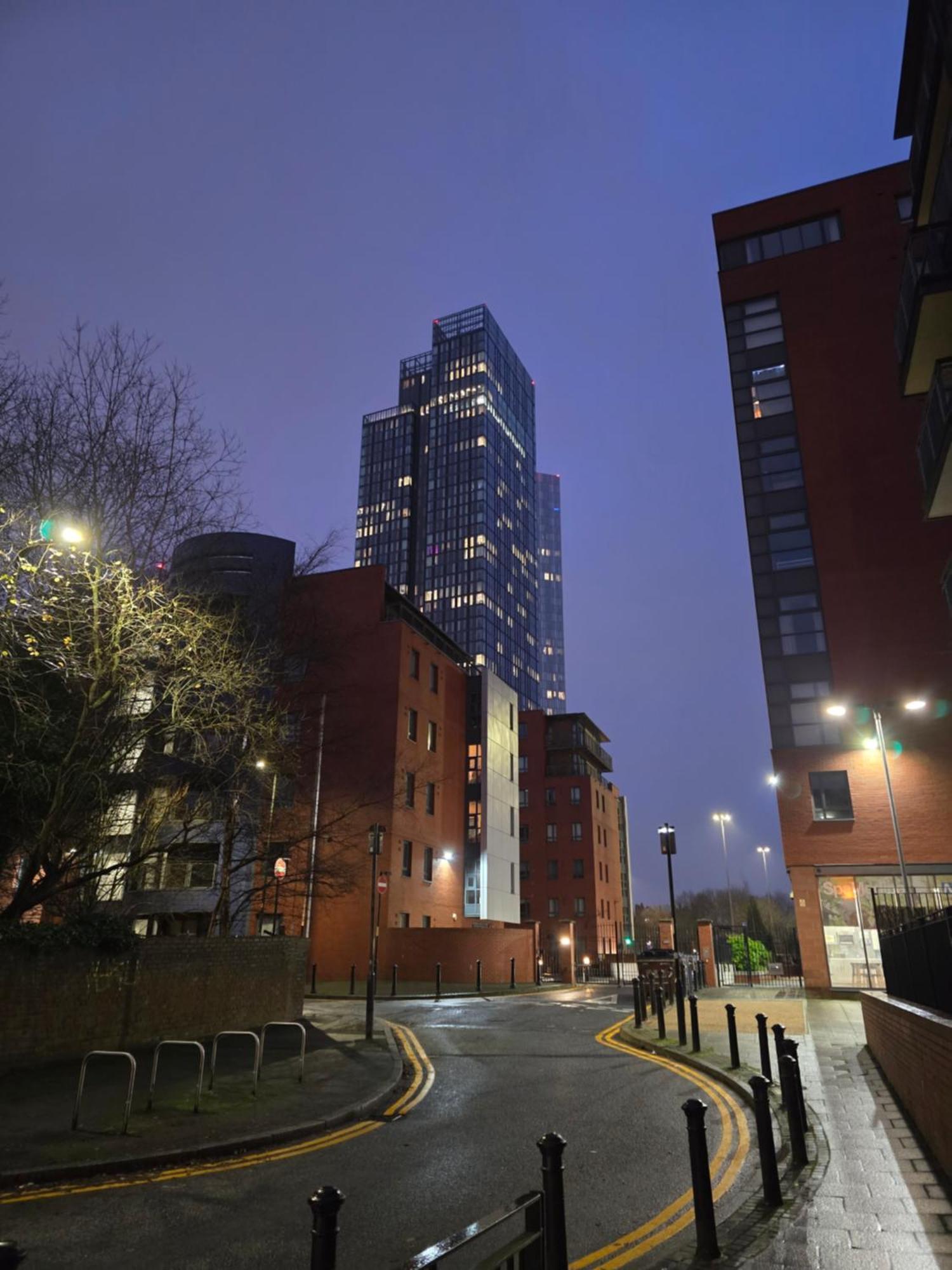 Lovely 2-bed Apt+wi-fi+parking. *
